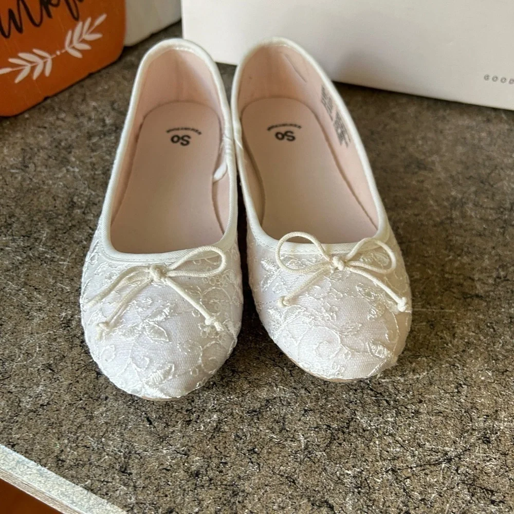 NIB SO Size 2 PENSACOLA White lace flats